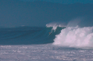 Enlargement taken immediately after the wide-view to the left, giving a fair perspective on the steepness of the drop these guys were trying to negotiate at Waimea Bay during the 2009 Eddie.